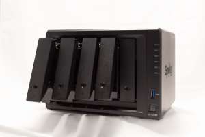 NAS Synology DS1520+ avec son extension DX517 5 baies